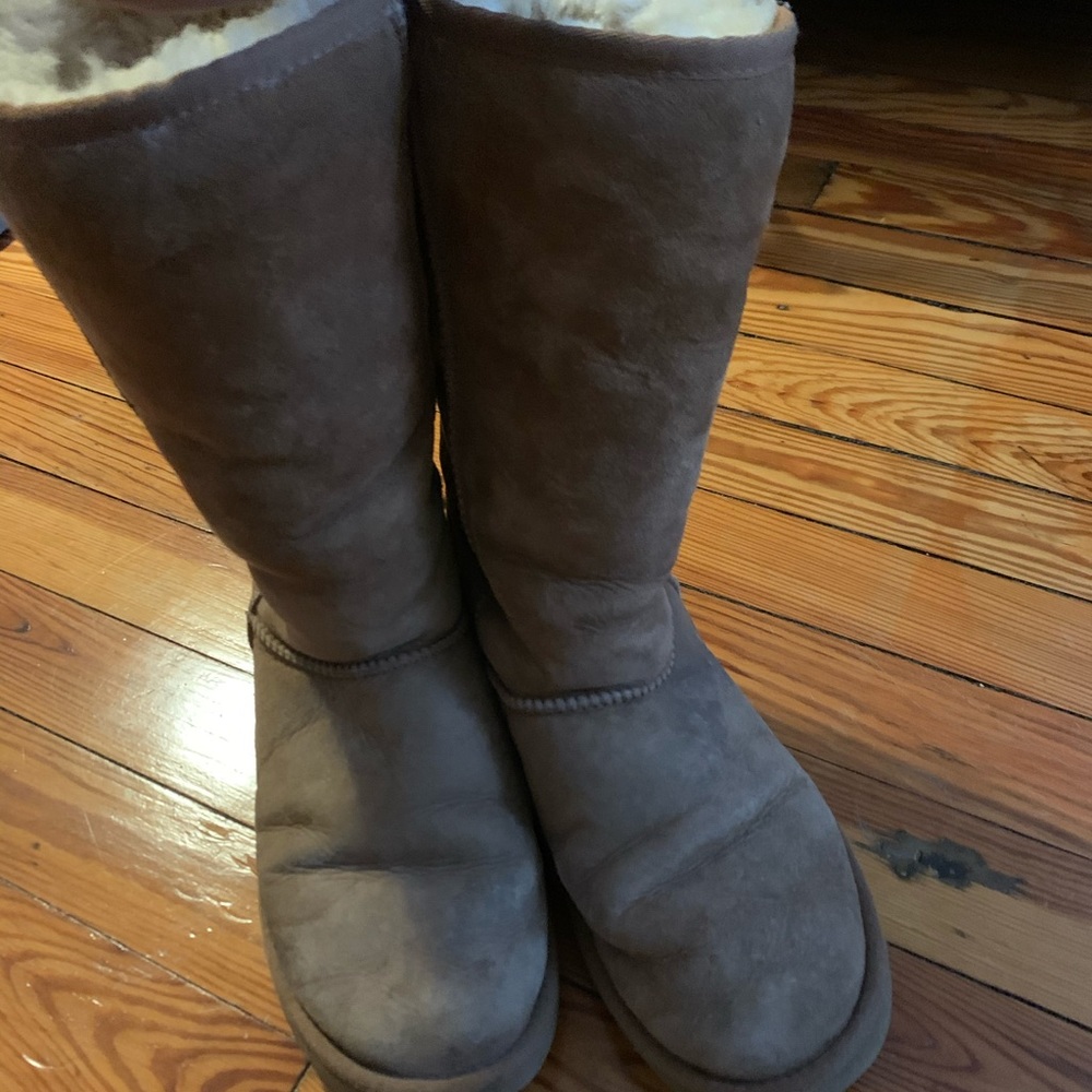 authentic used size 7 uggs!